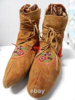 ANTIQUE 1920s VINTAGE CHIPPEWA / OJIBWE CENTER SEAM INDIAN BEADED MOCCASINS