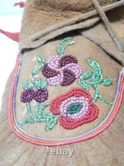 ANTIQUE 1920s VINTAGE CHIPPEWA / OJIBWE CENTER SEAM INDIAN BEADED MOCCASINS