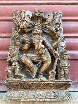 Ancien panneau mural suspendu de porte en bois sculpté à la main représentant une déesse du Sud de l'Inde, de collection et rare.