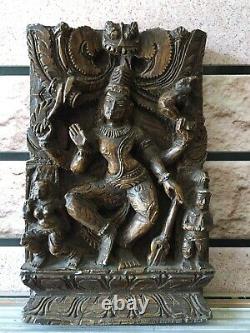 Ancien panneau mural suspendu de porte en bois sculpté à la main représentant une déesse du Sud de l'Inde, de collection et rare.