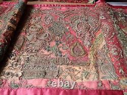 Ancien patchwork de broderie Zardozi en textile de soie antique, chemin de table