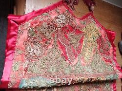 Ancien patchwork de broderie Zardozi en textile de soie antique, chemin de table