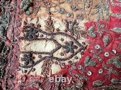 Ancien patchwork de broderie Zardozi en textile de soie antique, chemin de table