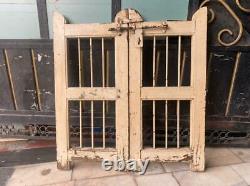 Ancien portail pour chien en bois massif et en fer forgé de couleur unique, vintage et rare / Jaali