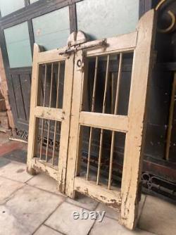 Ancien portail pour chien en bois massif et en fer forgé de couleur unique, vintage et rare / Jaali