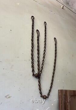 Ancienne chaîne en fer forgé rustique en forme de 8 de 58' pour suspendre au mur ou au plafond.
