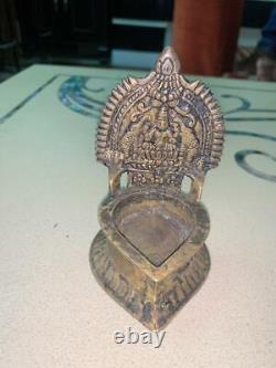 Ancienne lampe à huile en laiton décorative de la déesse Maa Mata Diya, antique et vintage, pour la maison, collectionnables.