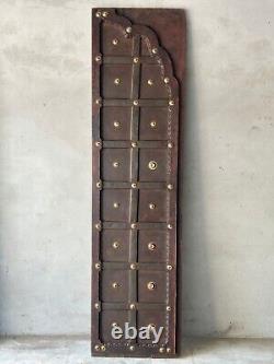 Ancienne porte/panneau en bois sculpté à la main, avec ferrures en fer et laiton, provenant de l'ancien Rajasthan.
