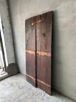 Ancienne porte/panneau en bois sculpté à la main, avec ferrures en fer et laiton, provenant de l'ancien Rajasthan.