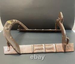 Ancienne selle de cheval Mughal en fer et bois sculpté à la main de style vintage