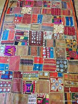 Anciennes broderies Banjara en patchwork, tenture murale textile avec miroirs en cauris, Inde Vtg