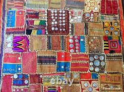 Anciennes broderies Banjara en patchwork, tenture murale textile avec miroirs en cauris, Inde Vtg