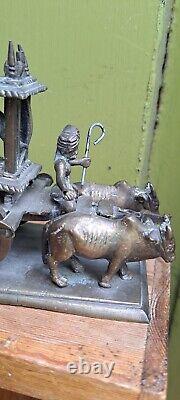 Antiquités vintage indiennes : charrette à bœufs en laiton ancienne avec homme, vache et cage à animaux.