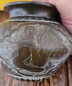 Art érotique de position sexuelle dans un pot en bronze de collection indienne antique Kama Sutra explicite