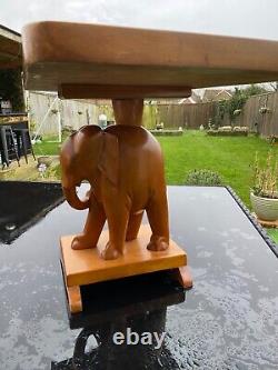 Belle table en bois sculpté d'éléphant indien vintage