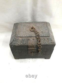 Boîte à bibelots en bois unique sans joint en bois ancien du 19ème siècle avec sculptures