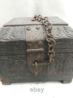 Boîte à bibelots en bois unique sans joint en bois ancien du 19ème siècle avec sculptures