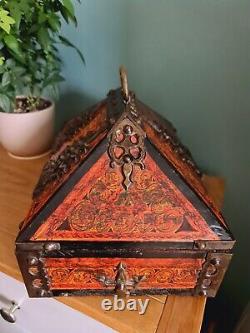 Boîte à dot indienne antique faite à la main, peinte à la main avec des motifs murals, en bois et en laiton, pour bijoux et bibelots.