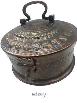 Boîte à noix de bétel en cuivre martelé et bronze avec poignée, Inde vintage