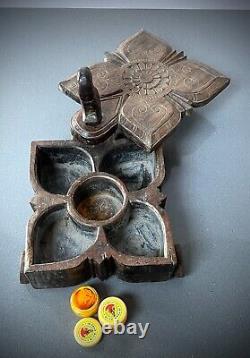 Boîte à tikka indienne vintage version à roulettes du temple poignée de paon et motif floral