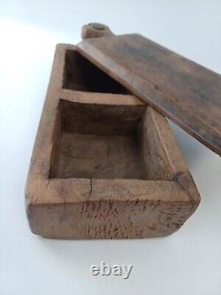 Boîte coulissante en bois de grande taille magnifiquement fabriquée avec un couvercle sculpté, boîte à épices vintage ou antique