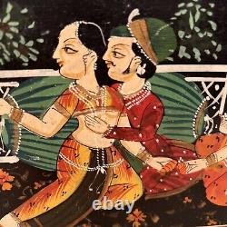 Boîte de mariage ancienne indienne peinte à la main avec des scènes érotiques - Kama Sutra