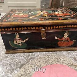 Boîte de mariage ancienne indienne peinte à la main avec des scènes érotiques - Kama Sutra