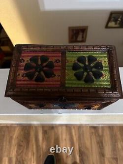 Boîte indienne bohème antique en bois avec tiroirs