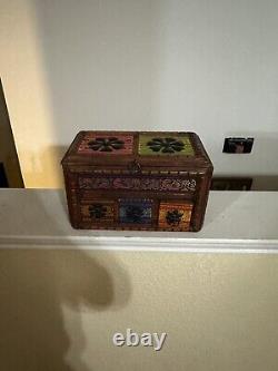 Boîte indienne bohème antique en bois avec tiroirs
