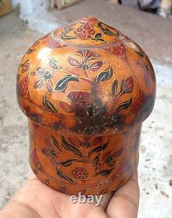 Boîte peinte à la laque à la forme de dôme ancien, faite à la main avec un design floral vintage et des détails en or.
