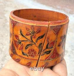 Boîte peinte à la laque à la forme de dôme ancien, faite à la main avec un design floral vintage et des détails en or.