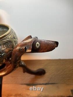 Bol en métal indien vintage et brûleur Urli en bois sculpté à la main avec trépied entrelacé