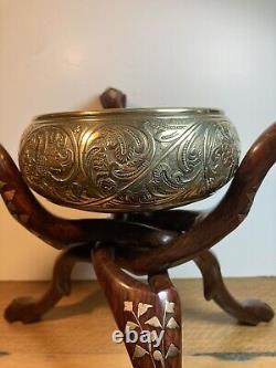 Bol en métal indien vintage et brûleur Urli en bois sculpté à la main avec trépied entrelacé