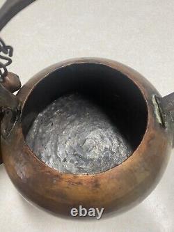 Bouilloire en cuivre primitif ancienne indienne antique fabriquée à la main du début des années 1900
