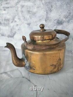 Bouilloire en laiton vintage de l'Inde des années 1900, ancien ustensile de cuisine artisanal