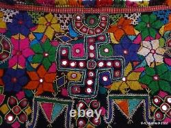 Châle de voile de mariage rabari du Gujarat avec broderie vintage en textile de Saurashtra, Inde.
