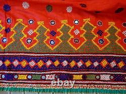 Châle vintage exquis du Rajasthan en textile brodé Rabari d'Inde