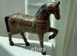 Cheval de mariage en bois sculpté et peint à la main à la manière rajasthani avec une patine rustique figurine