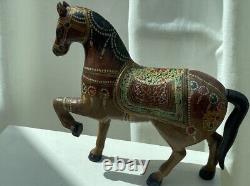 Cheval de mariage en bois sculpté et peint à la main à la manière rajasthani avec une patine rustique figurine