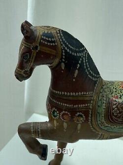 Cheval de mariage en bois sculpté et peint à la main à la manière rajasthani avec une patine rustique figurine