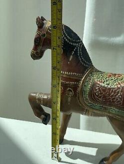 Cheval de mariage en bois sculpté et peint à la main à la manière rajasthani avec une patine rustique figurine