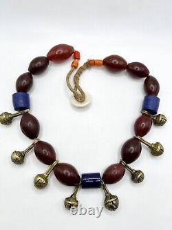 Collier antique himalayen en cornaline du Nagaland avec clochettes en laiton tribales indiennes