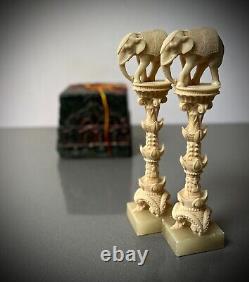 Colonnes sculptées d'éléphant indien vintage, une paire. Résine moulée sur base en marbre.