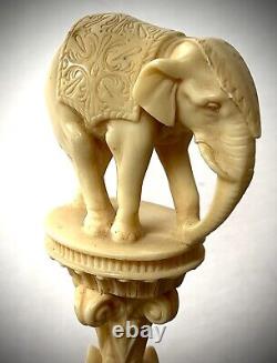 Colonnes sculptées d'éléphant indien vintage, une paire. Résine moulée sur base en marbre.