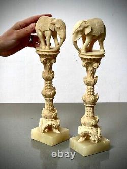 Colonnes sculptées d'éléphant indien vintage, une paire. Résine moulée sur base en marbre.