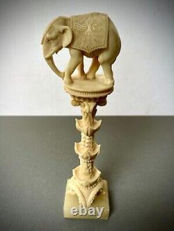 Colonnes sculptées d'éléphant indien vintage, une paire. Résine moulée sur base en marbre.