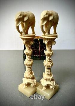 Colonnes sculptées d'éléphant indien vintage, une paire. Résine moulée sur base en marbre.