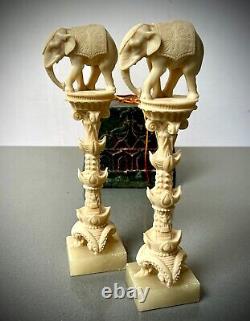 Colonnes sculptées d'éléphant indien vintage, une paire. Résine moulée sur base en marbre.