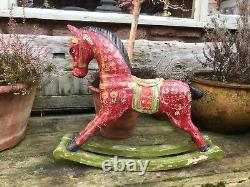 Décoration ancienne de cheval à bascule indien, ornement vintage en bois rouge rustique
