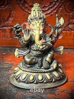 Déité hindoue vintage Ganesha. Bronze sino-tibétain, or et polychrome. Base de lotus